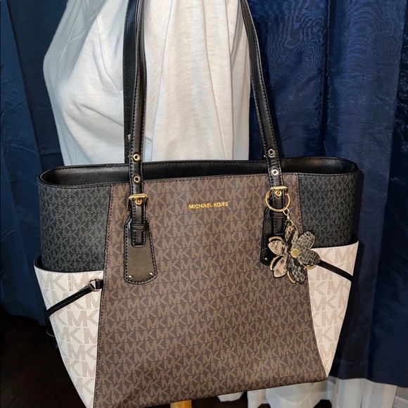 Michael Kors
Signature Logo Voyager Colorblock East West Tote Bag - Picture 6 of 11